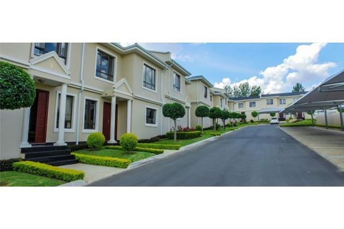 Halfway Gardens Townhouse To Rent: 3 Bedrooms, garden, covered parking, close to amenities.
