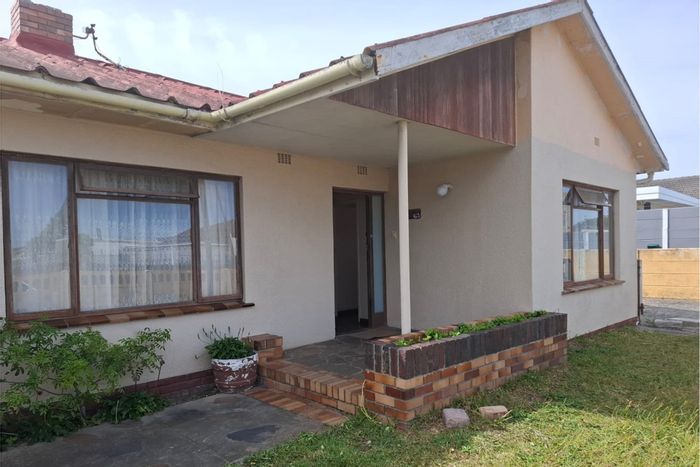 Grassy Park House For Sale: Three bedrooms, separate unit, ample parking, and garden.