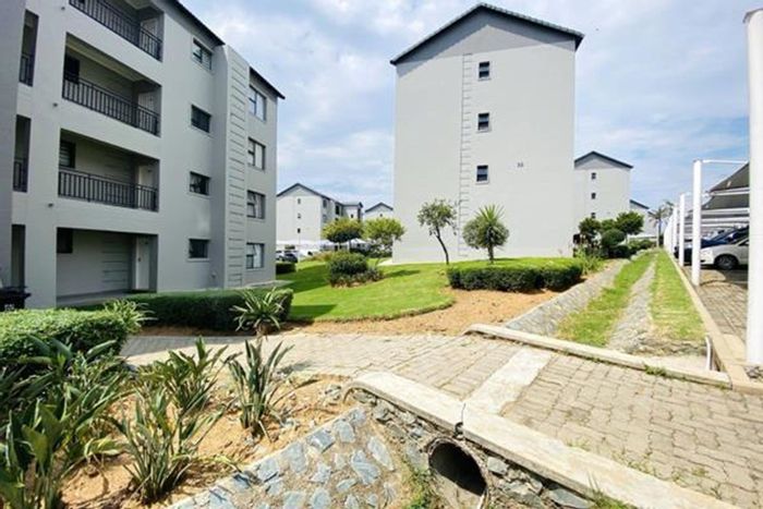 Carlswald Apartment To Rent: Pool, gym, clubhouse, near shopping and schools.