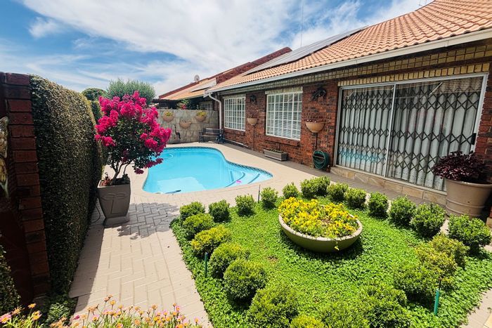 For Sale: Townhouse in Vanderbijlpark Se 3 with solar panels, pool, and garden.