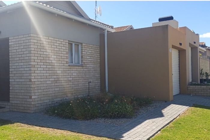 For Sale: House in Mooikloof Country Estate, 3 beds, garage, near beach.