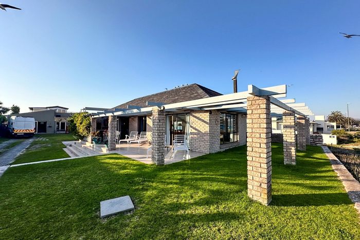 Middedorp House For Sale: Beachfront, 6 bedrooms, holiday rental income potential.