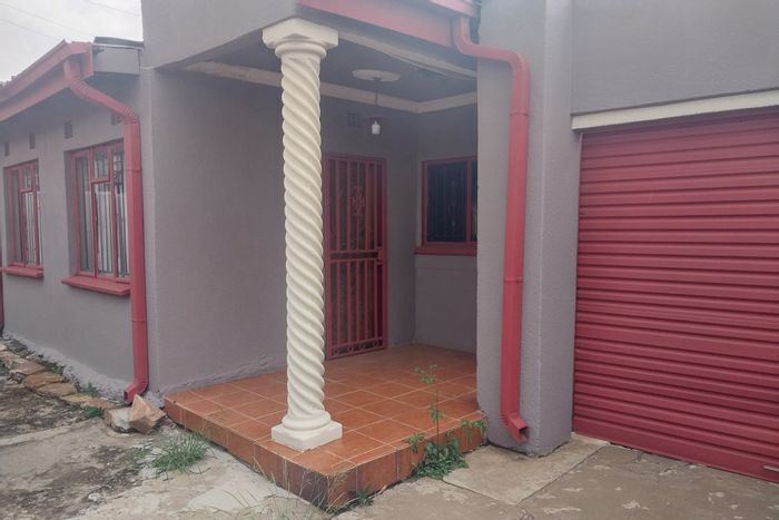 Spacious Mofolo South House To Rent with garden and secure parking.