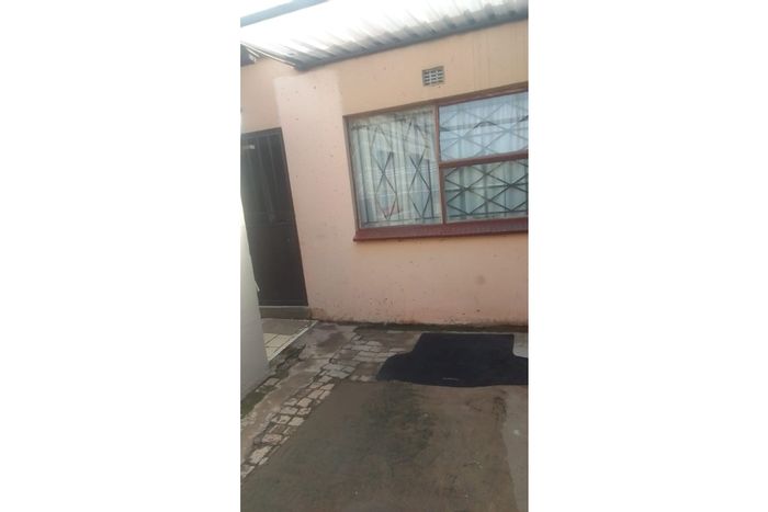 Cottage to Rent in Pimville Zone 3 with private garden and parking.