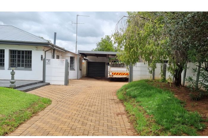 For Sale: House in Casseldale with 3 bedrooms, garden, security, and garage.