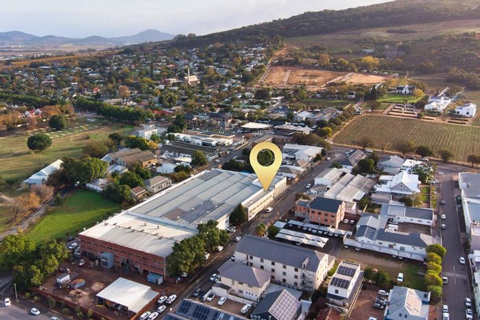 Retail Space To Rent in Paarl South: Versatile layout, solar power, ample parking.