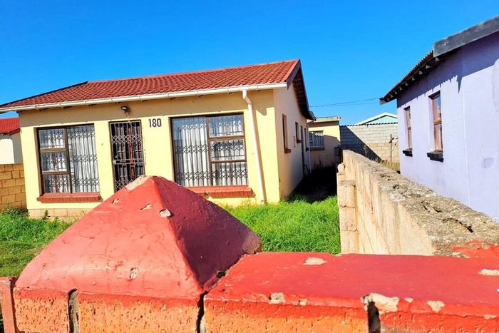 3 Bedroom House For Sale in Motherwell Nu 6 with outside rooms and ample parking.