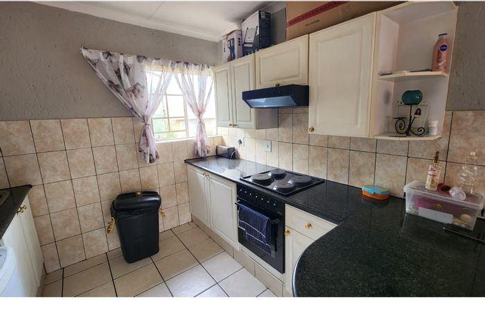 For Sale: Townhouse in Kenleaf with 2 bedrooms, patio, and carport.