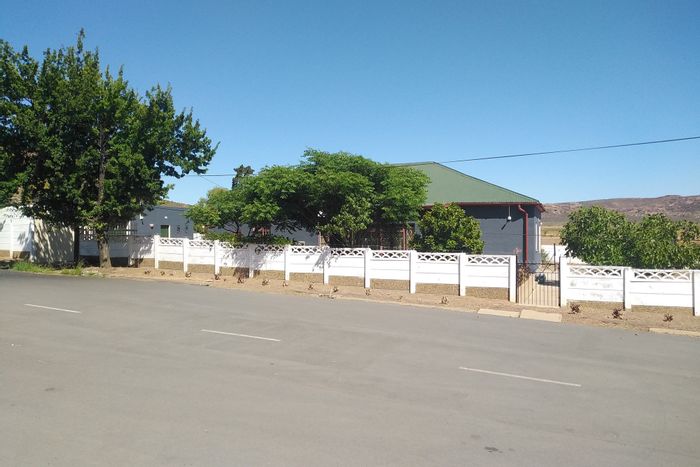 Spacious 4-bedroom house with flatlet and large yard in Touws River Central. For Sale.