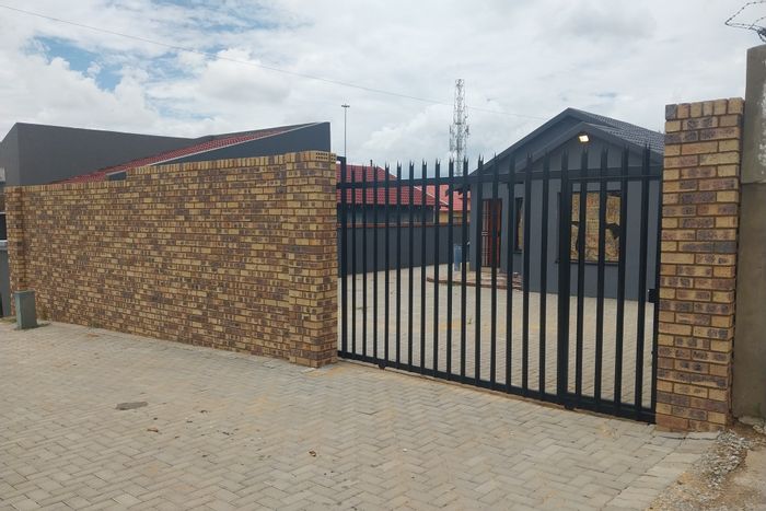 2-Bedroom House to Rent in Toekomsrus with secure parking and open-plan living.