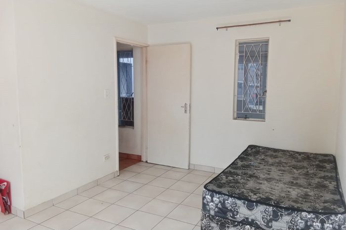 2-Bedroom Apartment in Scottsville To Rent, shared kitchen and bathroom available.