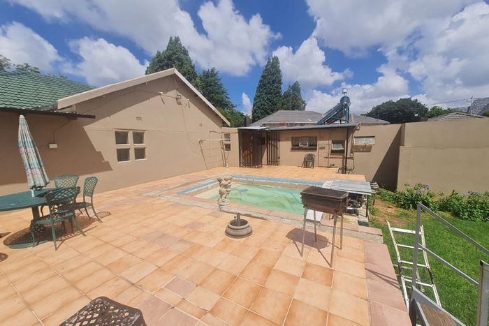 For Sale: House in Horison with pool, spacious garden, and versatile living areas.