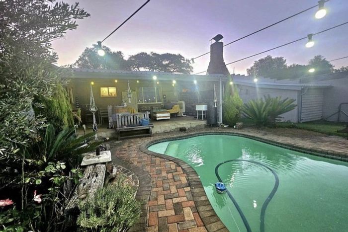 For Sale: Arborpark House with 4 beds, garden cottage, pool, and ample parking.