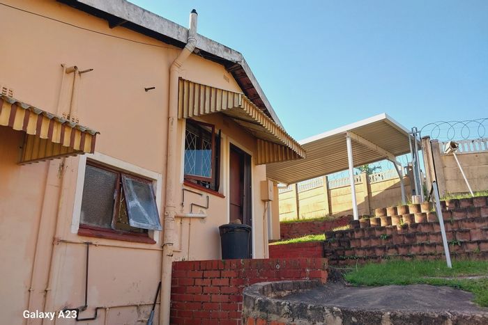 Umlazi Bb House For Sale: 3 bedrooms, garage, large garden, pet-friendly.