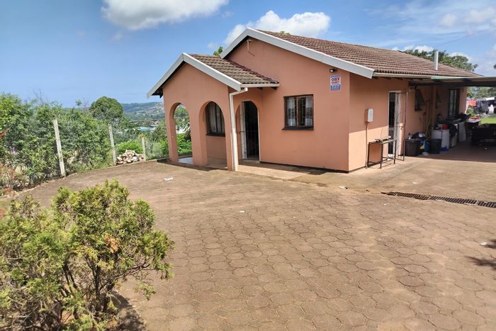3 Bedroom House For Sale in Umhloti Heights with ample land and parking.