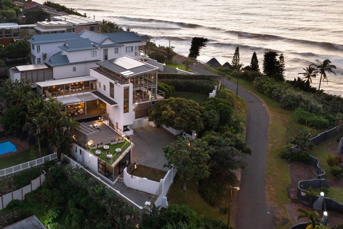 Salt Rock House For Sale: 4 beds, sea views, ample parking, close to beach.