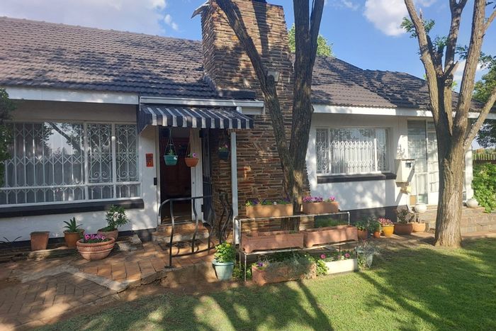 Parkdene House For Sale: 3 bedrooms, pool, spacious corner stand, near schools.