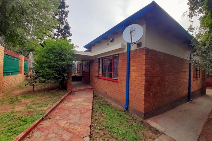 Spacious Rosettenville house to rent with garden, parking, and pet-friendly options.