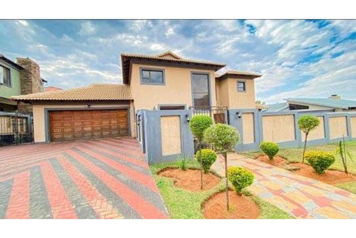 For Sale: House in Amandasig with spacious yard and ample parking.