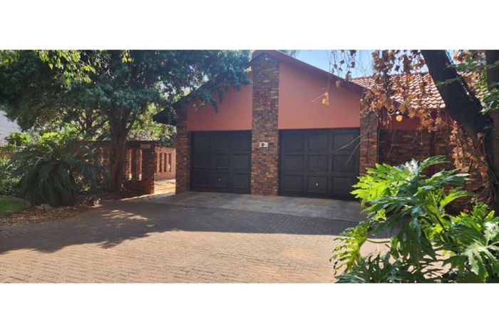 Eldoraigne House For Sale: Spacious layout, pool, garden, and entertainment area.