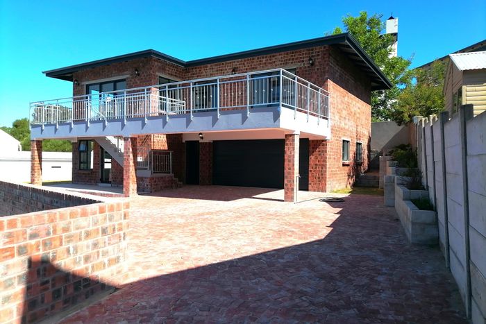 For Sale: House in Stilbaai Wes with en-suite flat, balcony, and double garage.