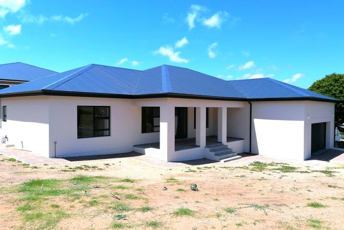 For Sale: House in Stilbaai Wes with 3 bedrooms, open-plan living, and braai stoep.