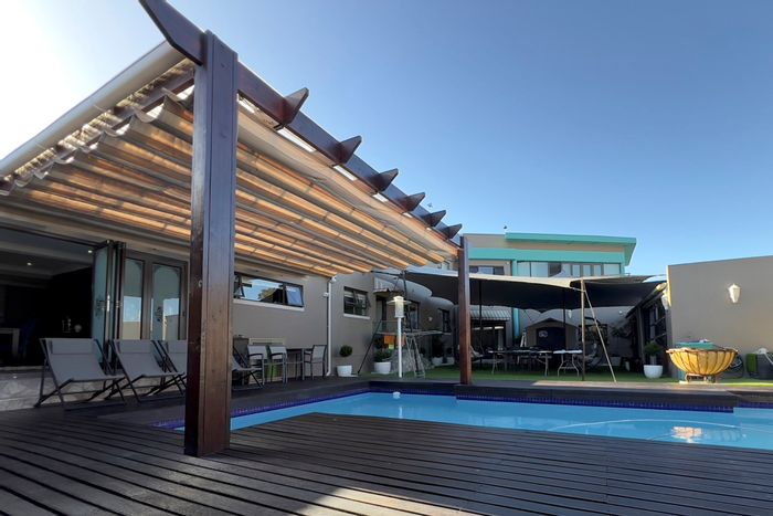 Kensington House For Sale: 6 bedrooms, pool, cottage, security features, ample parking.