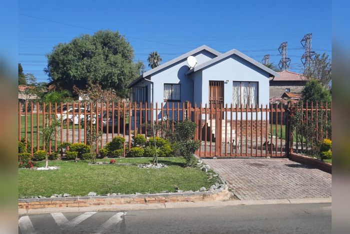 House for Sale in Norkem Park: 2 beds, 1 bath, ample parking, spacious yard.