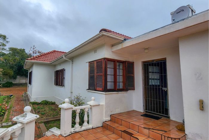 Spacious Uitsig house for sale with flatlet, multiple living areas, and parking.