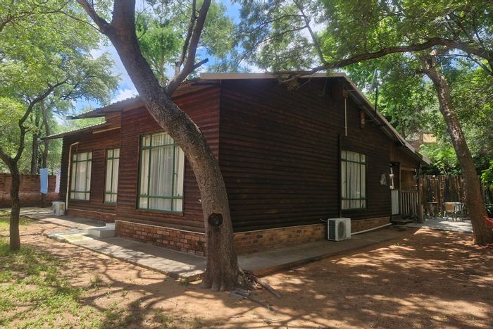 Leeupoort House For Sale: 3 Bedrooms, Air-Conditioned, Deck, Boma Area, Building Plans.