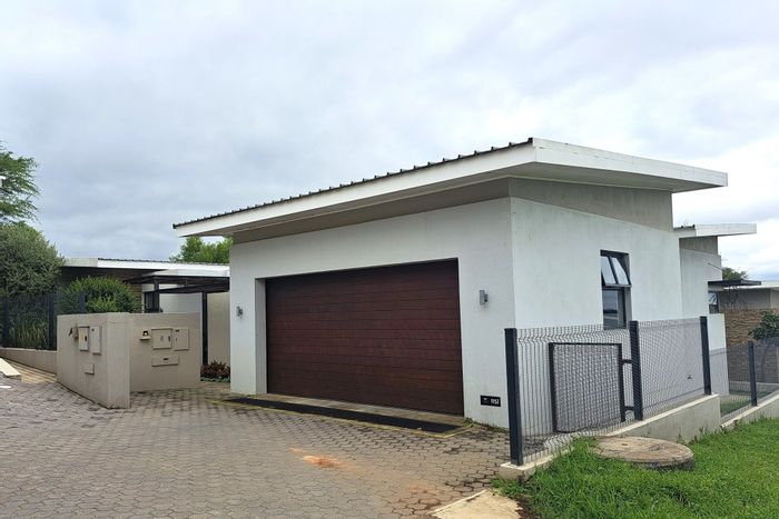 For Sale: House in Sonheuwel with 3 beds, splash pool, double garage, solar system.