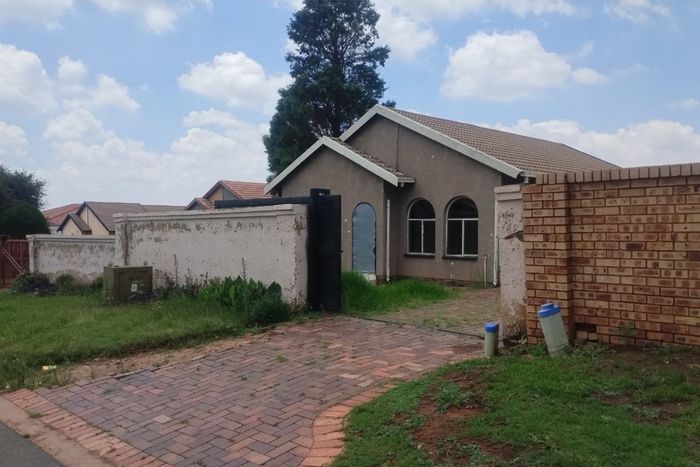 House to Rent in Zakariyya Park: 3 beds, secure, pet-friendly, ample parking.