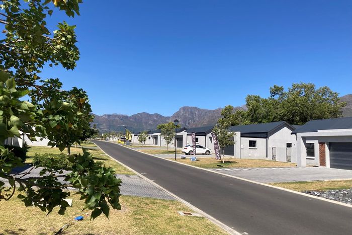 Paarl South House For Sale: 3 Bedrooms, garden, braai, garage, no transfer duty.
