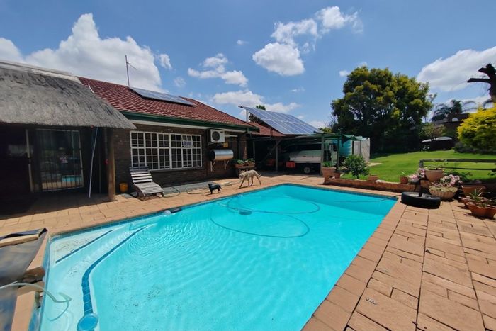 For Sale: Spacious Gholfsig house with pool, lapa, workshop, and solar system.
