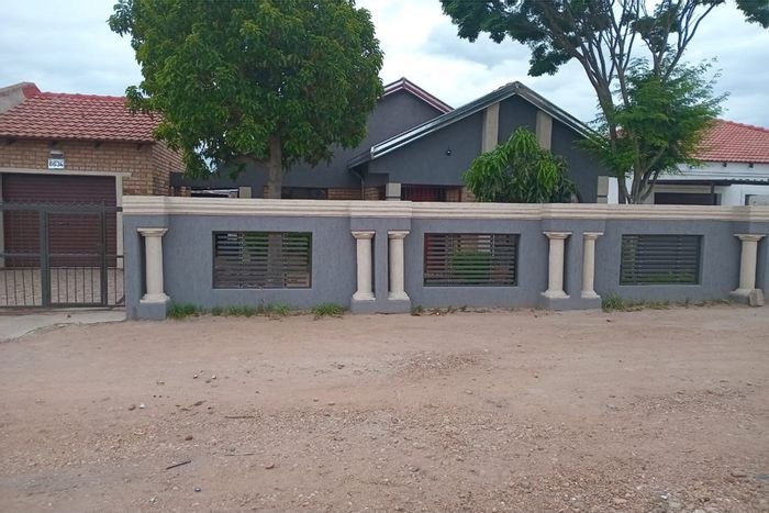 3-Bedroom House in Seshego A For Sale, includes garage and nearby amenities.
