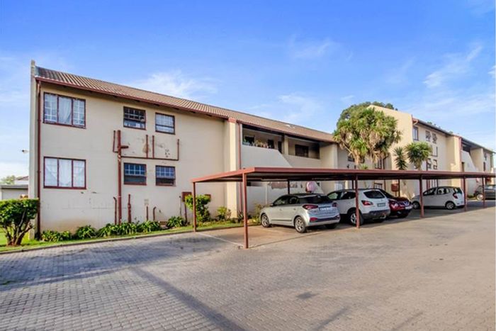 Lindhaven Townhouse For Sale: Renovated unit with 2 bedrooms, secure parking, and amenities.