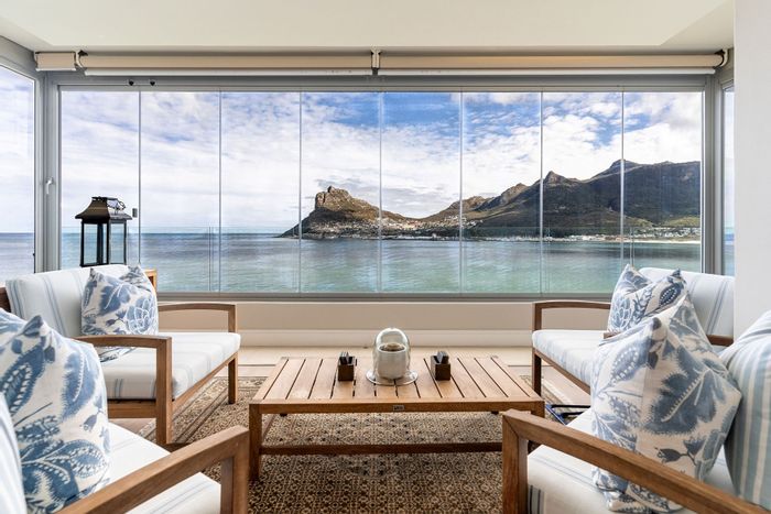 Hout Bay Beachfront Apartment To Rent: 3 bedrooms, parking, security, great views.