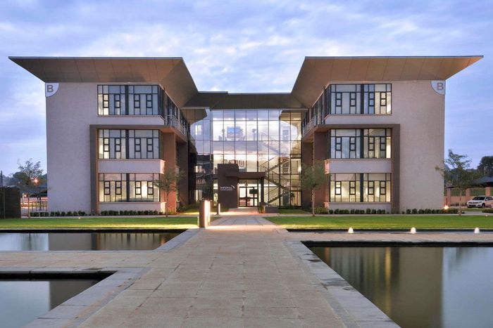 Office to Rent at Clearwater Estate: Air conditioning, sports courts, restaurant, lush gardens.
