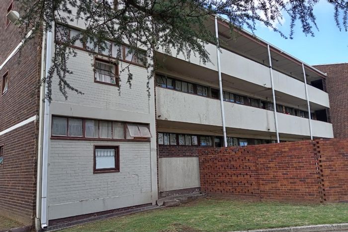 For Sale: Apartment in Sasolburg Central, 2 bedrooms, near schools and amenities.