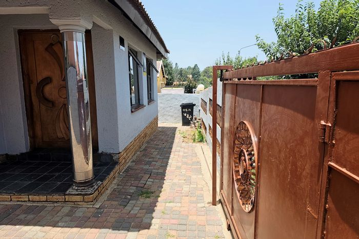 3-Bedroom House For Sale in Riverlea with Lock-Up Garage and Open Living Areas.