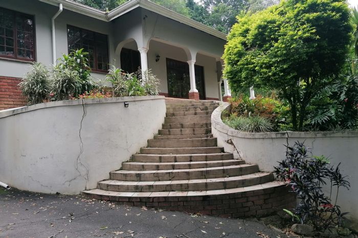 For Sale: House in Clarendon with 4 bedrooms, large kitchen, and outdoor verandas.