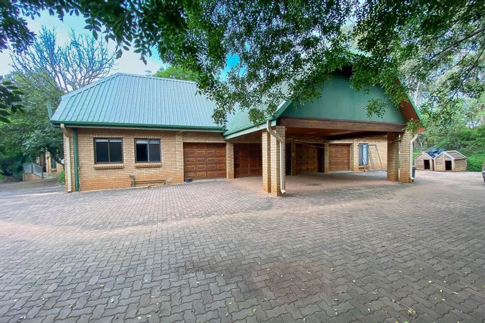 For Sale: Small Holding in Zwavelpoort AH with 3 homes, pool, and gardens.