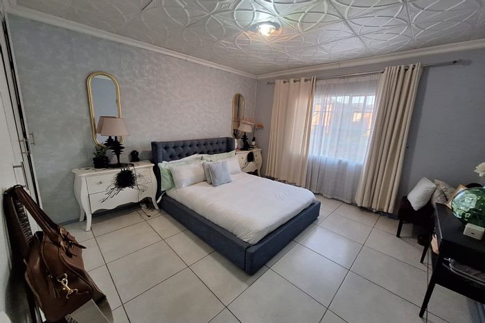2-Bedroom Townhouse For Sale in Sunair Park with private yard and double garage.