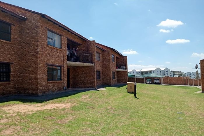 Witfield Apartment For Sale: 2 Bedrooms, 2 Bathrooms, Secure Complex, Parking Included.