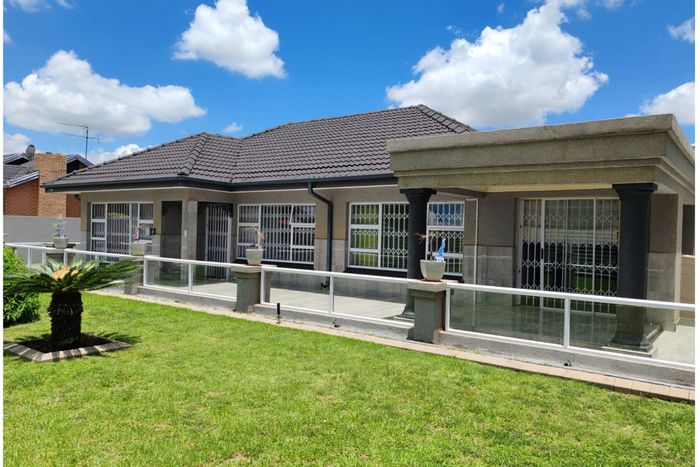For Sale: Arcon Park House with 4 Bedrooms, Heated Pool, and Security Features.
