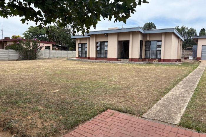 Amajuba Park House For Sale: Ideal for student housing with development potential.