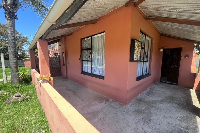 For Sale: Willow Park House with 3 bedrooms, large yard, and dual garages.
