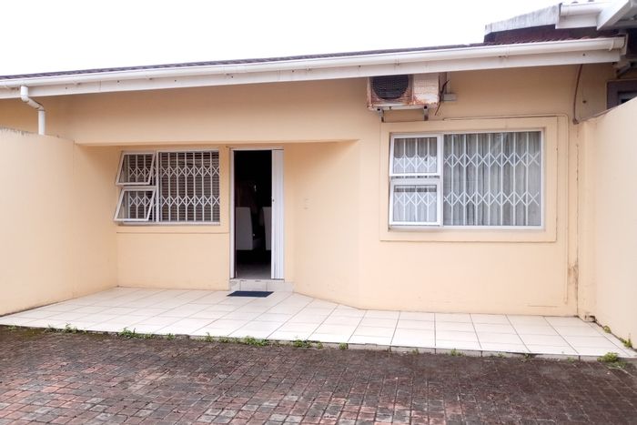Marburg Townhouse For Sale: 3 bedrooms, 2 baths, garage, balcony, no levies.