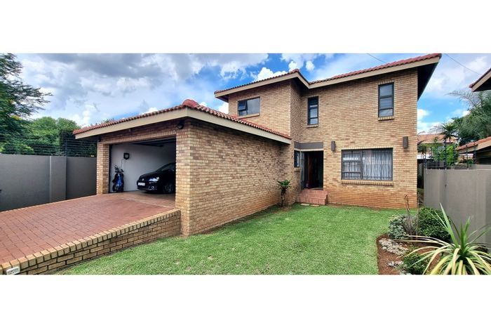 Mulbarton Townhouse For Sale: 4 Bedrooms, Double Garage, No Levies, Spacious Garden.