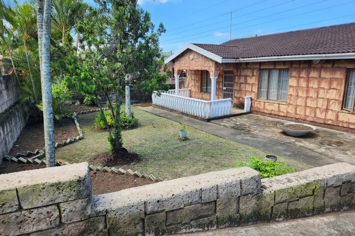 Chatsworth Central House For Sale: 3 bedrooms, spacious garden, and ample parking.